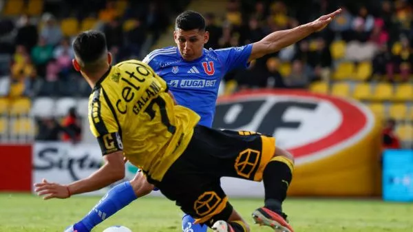 Israel Poblete disputando un balón frente a Sebastián Galani
