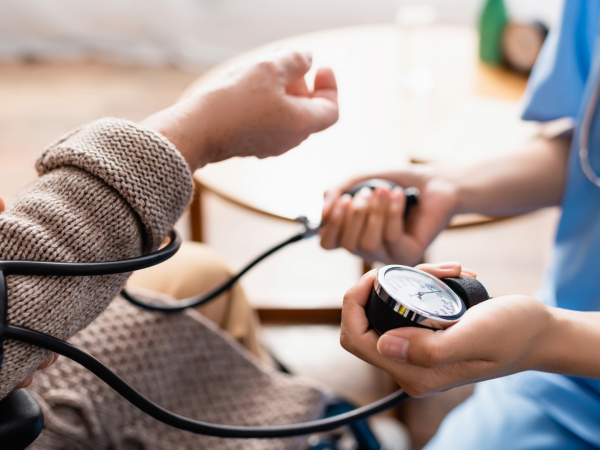 enferma realizando examen