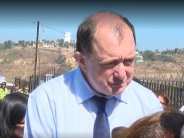 Ministro Poduje a damnificados de Viña por incendios