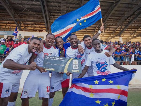 Plantel de Cabo Verde celebrando su clasificación al Mundial 2026