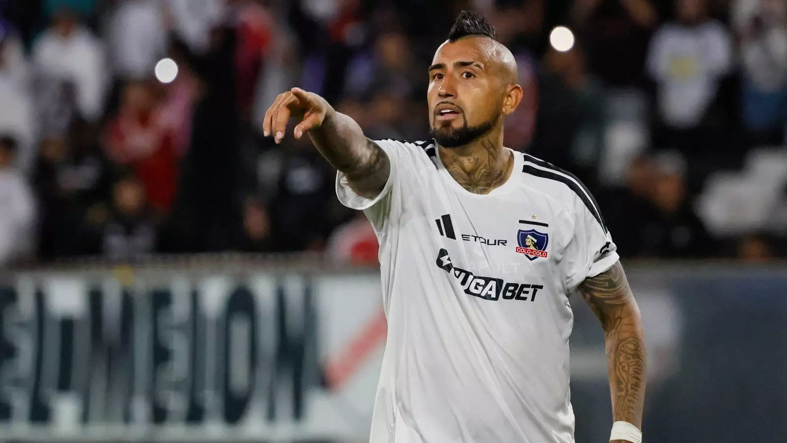 Arturo Vidal jugando ante Huachipato en el Estadio Monumental