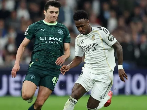 Jugadores del Manchester City y el Real Madrid disputando un balón