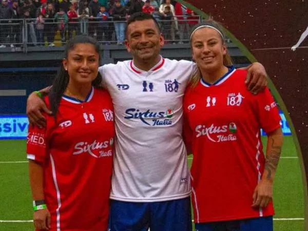 Rodolfo Moya posando junto a sus hijas.