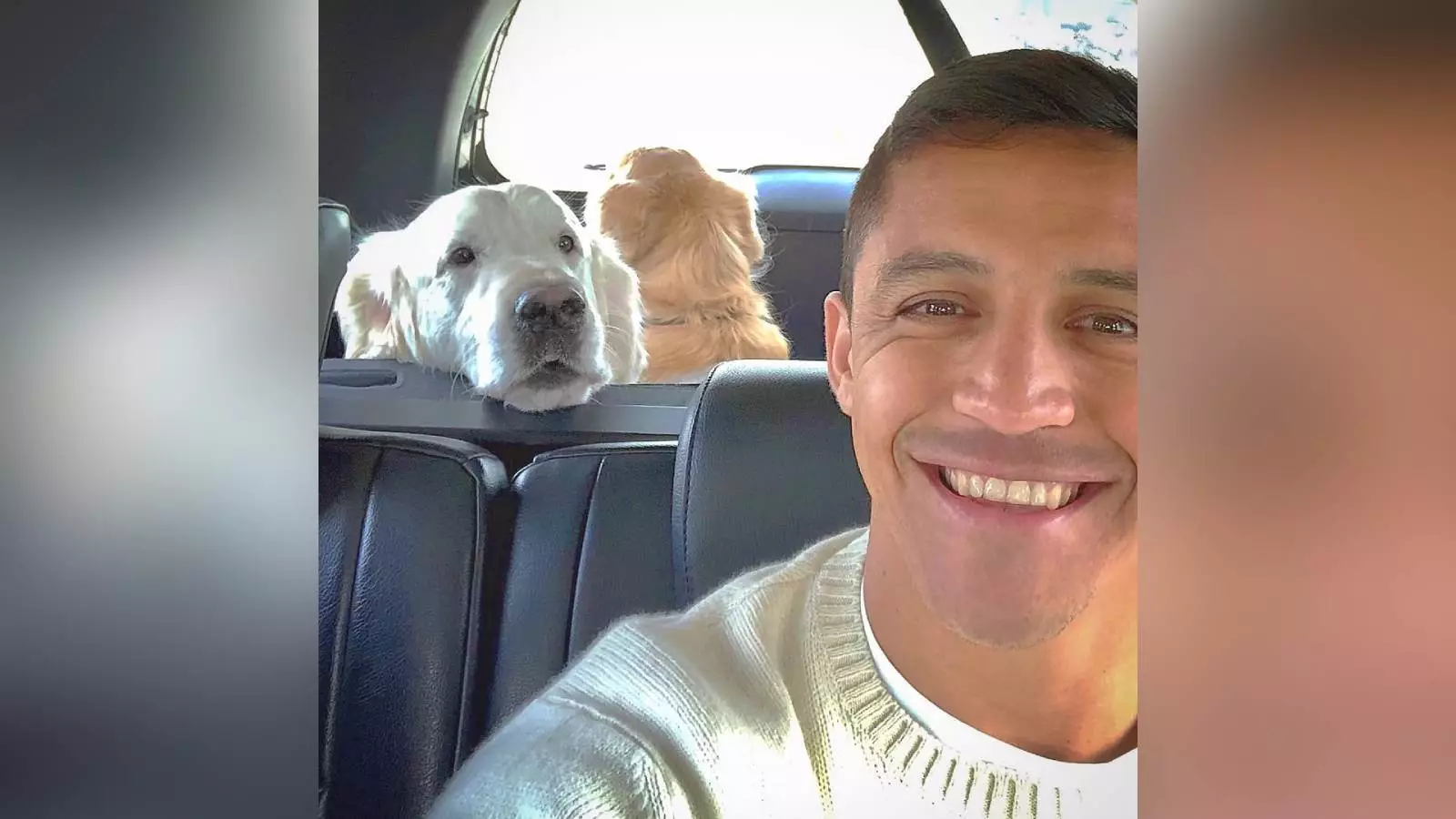 Selfie de Alexis Sánchez junto a Atom y Humber