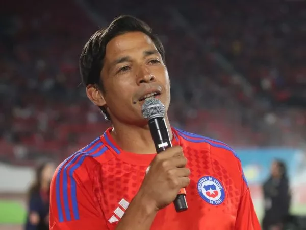 Matías Fernández hablando en un estadio con un micrófono