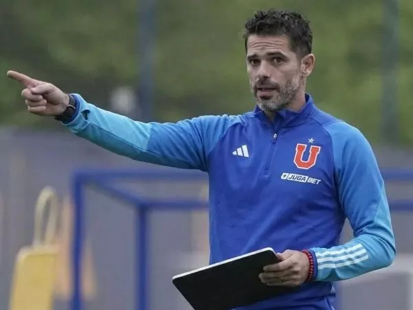 Fernando Gago con el buzo de la Universidad de Chile dirigiendo un entrenamiento