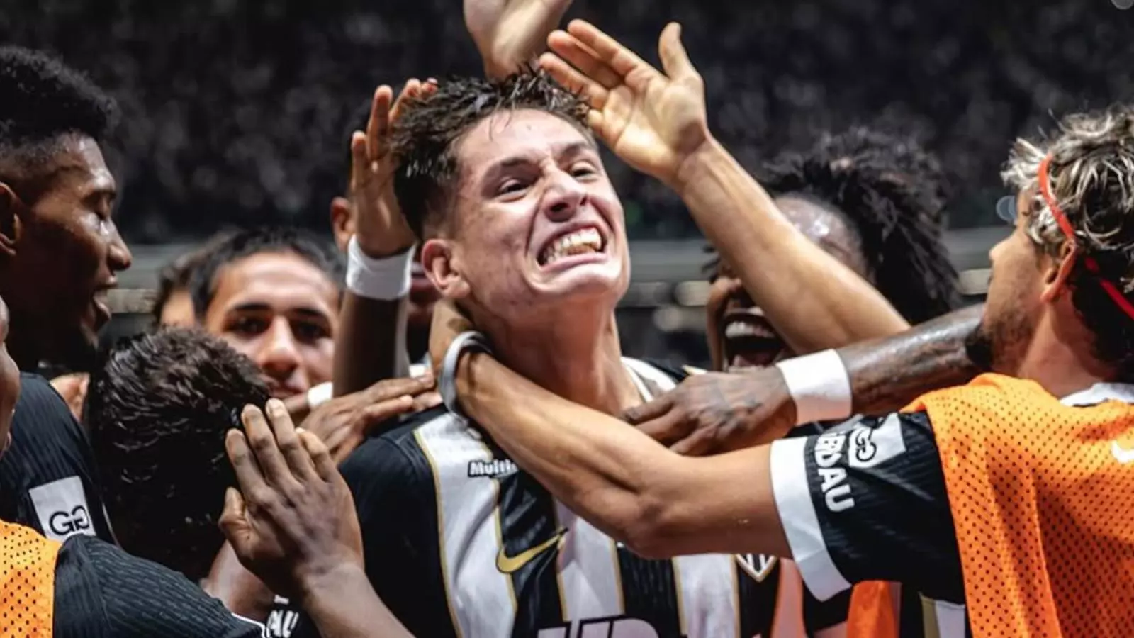 Iván Román celebrando su primer gol con Atlético Mineiro