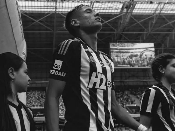 Iván Román entrando a la cancha en un partido de Atlético Mineiro