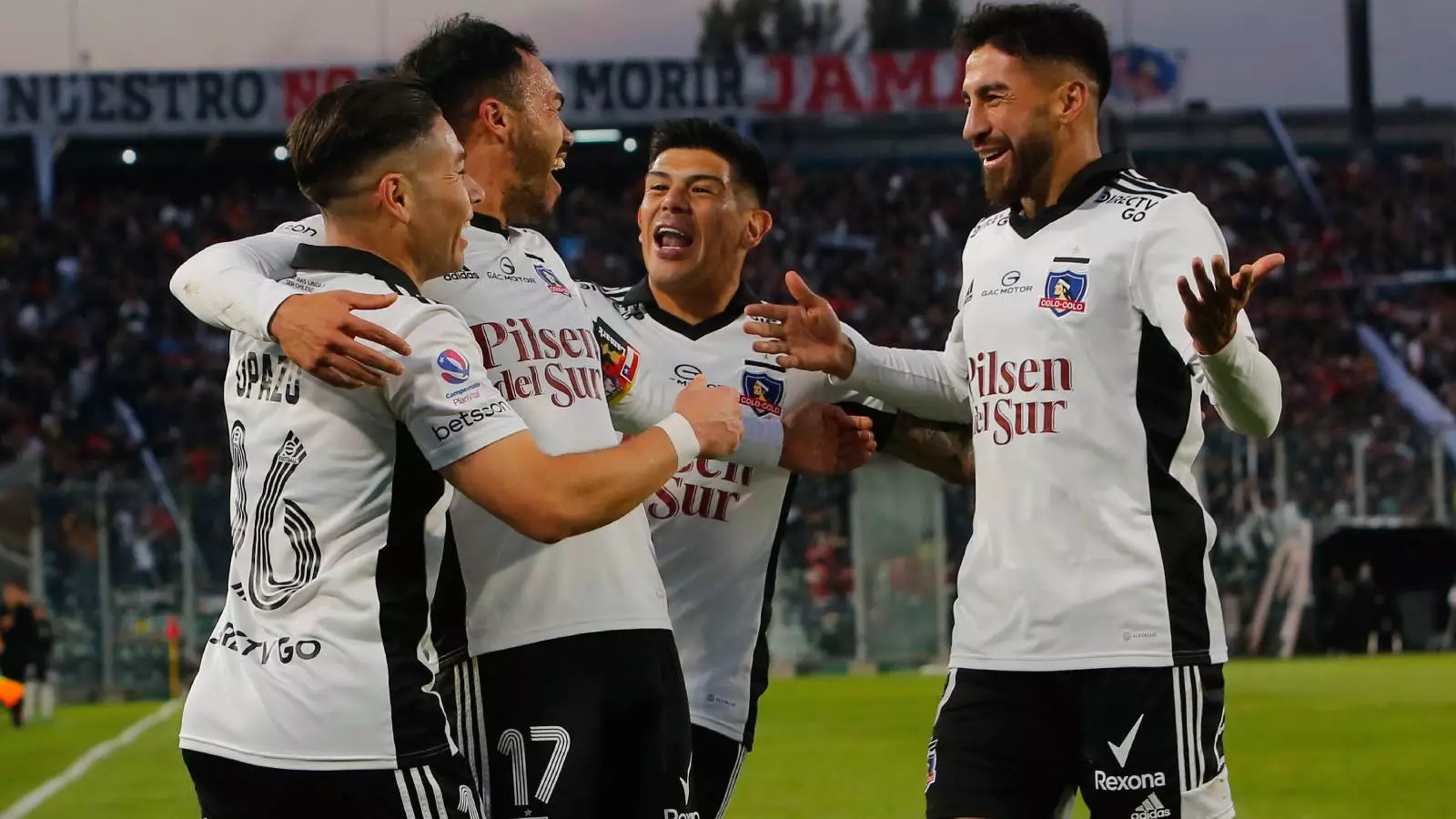 Gabriel Suazo celebrando un gol con Colo Colo