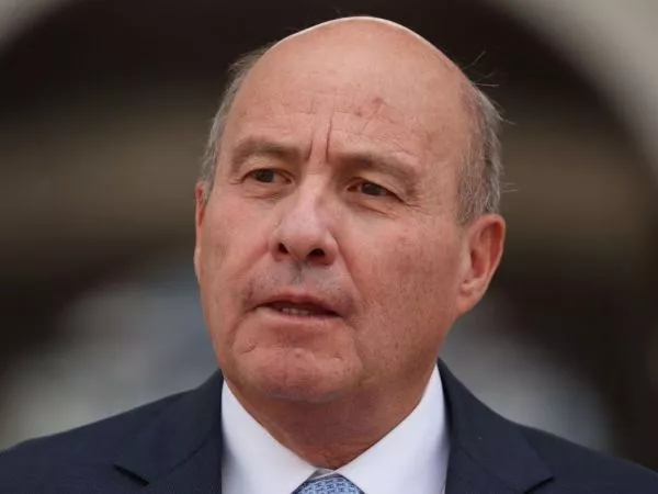 Ministro de Hacienda instruyó inicio de cobro del CAE a personas con sueldos sobre $1,5 millones.