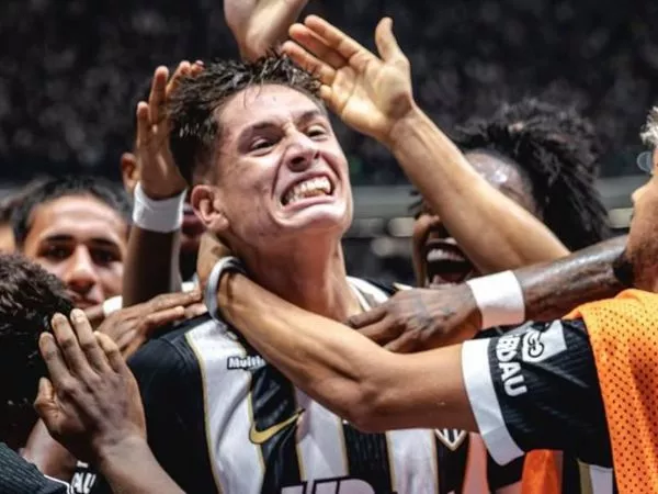 Iván Román celebrando su primer gol con Atlético Mineiro