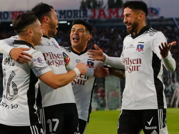 Gabriel Suazo celebrando un gol con Colo Colo
