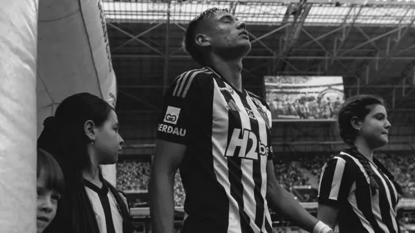 Iván Román entrando a la cancha en un partido de Atlético Mineiro