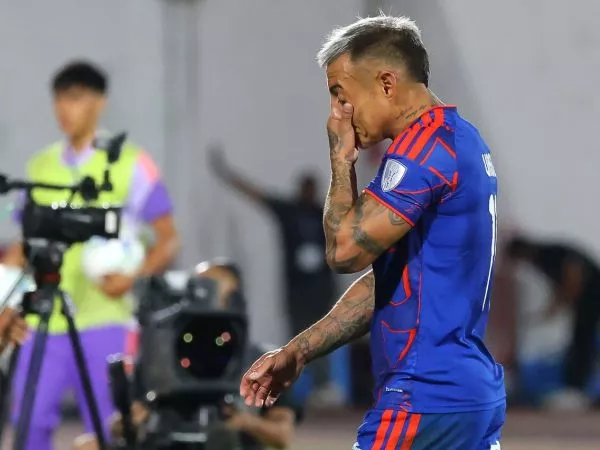 Eduardo Vargas abandonando la cancha del Estadio Nacional cabizbajo tras derrota de la Universidad de Chile
