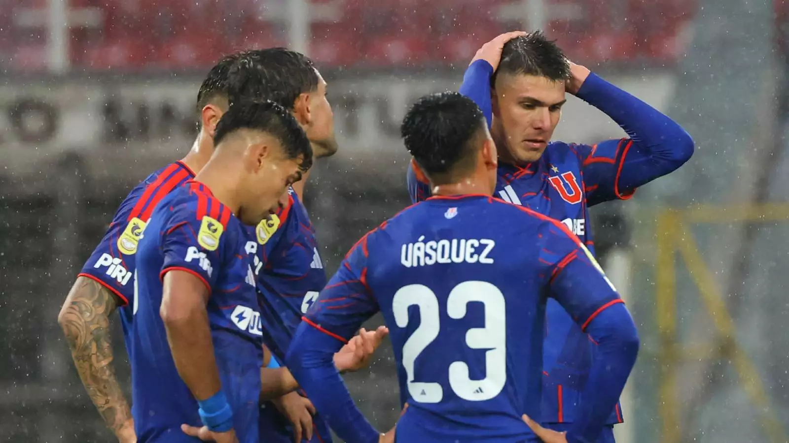 Jugadores de la Universidad de Chile lamentándose por un gol