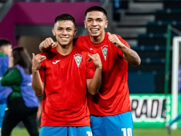 Jugadores de Santiago Wanderers celebrando un triunfo en la Copa Libertadores Sub 20