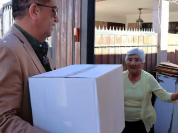 Alcalde de Pica repartió cajas de mercadería donadas por Collahuasi en víspera de campaña municipal