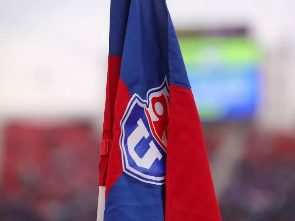 Aldo Marín posando con la Copa Sudamericana que ganó la Universidad de Chile en 2011
