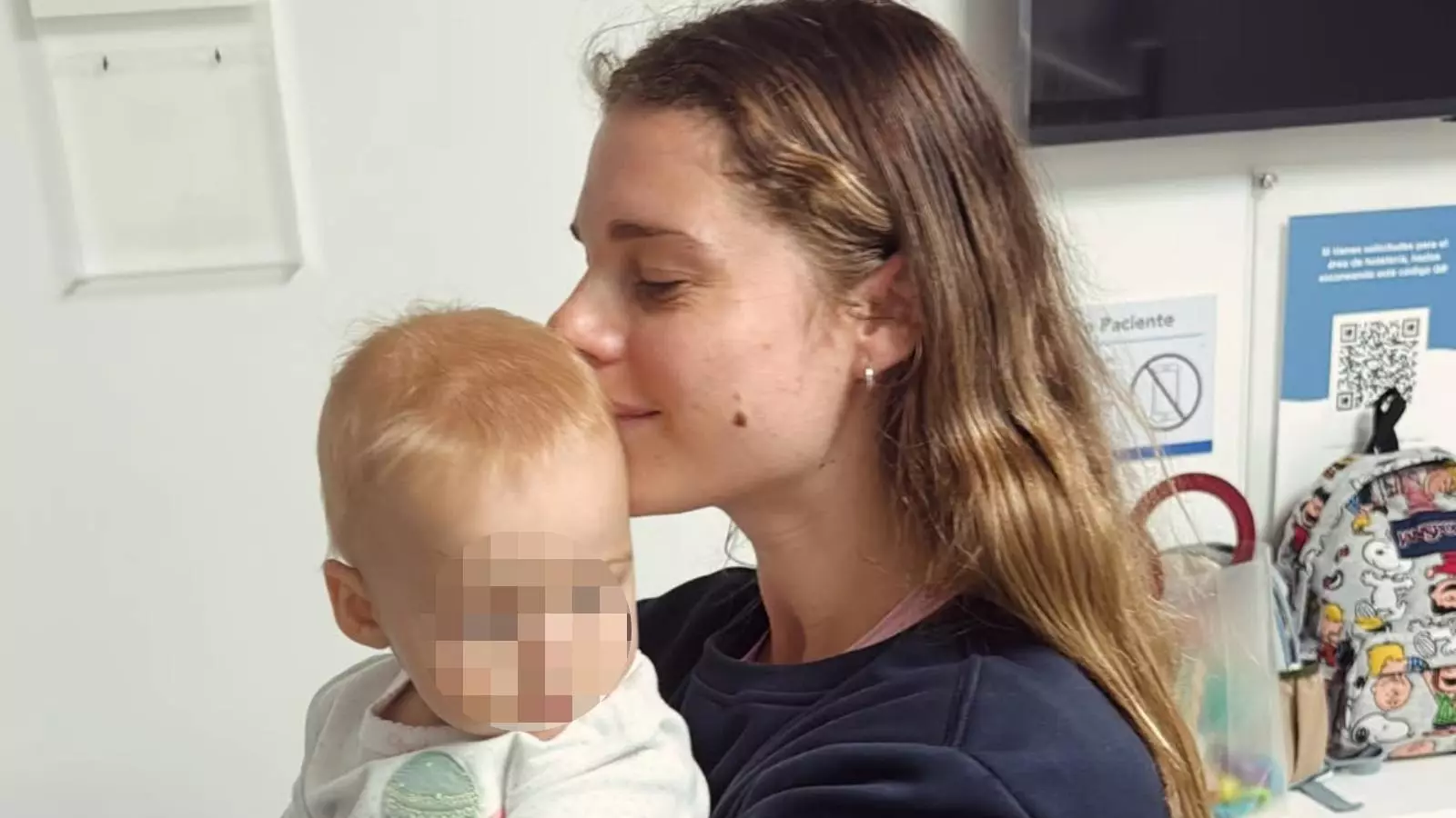 Tanza Varela sosteniendo a su hija en brazos