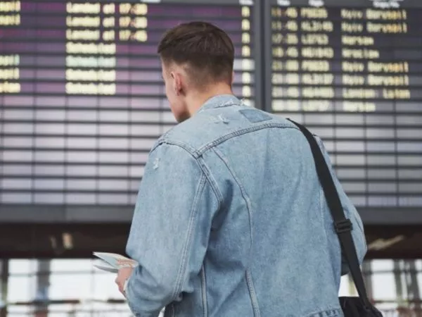 Travel Sale 2026. Hombre en un aeropuerto