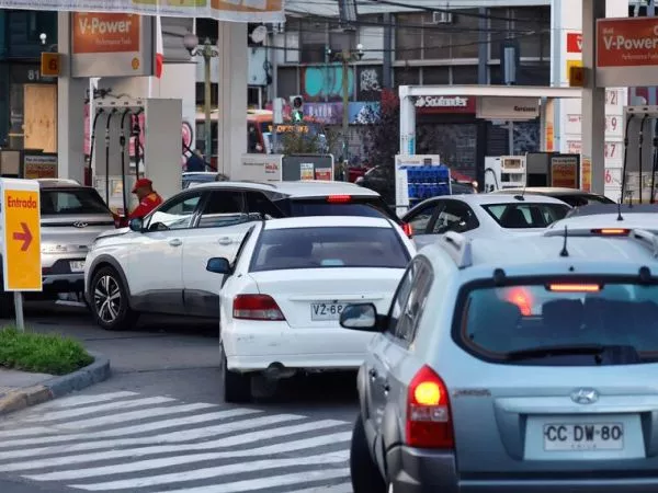 Largas filas de autos buscando bencina