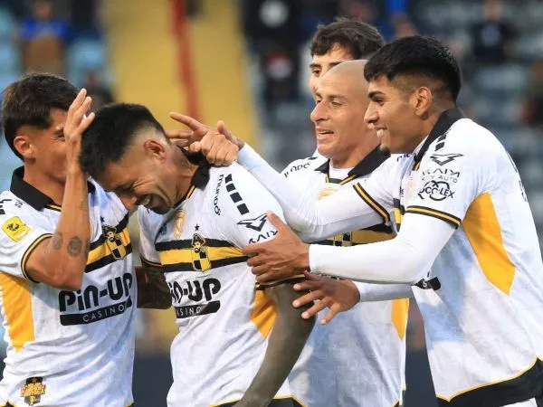Plantel de Coquimbo Unido celebrando un gol