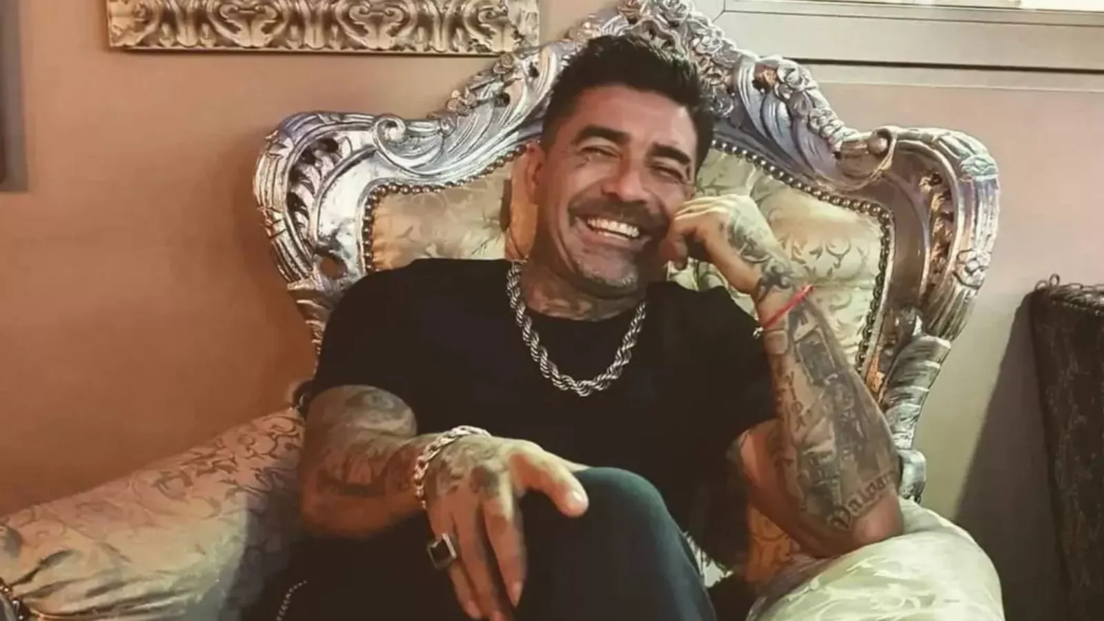 DJ Méndez posando para una foto sentado en un sillón.