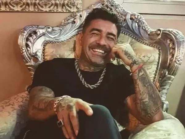 DJ Méndez posando para una foto sentado en un sillón.