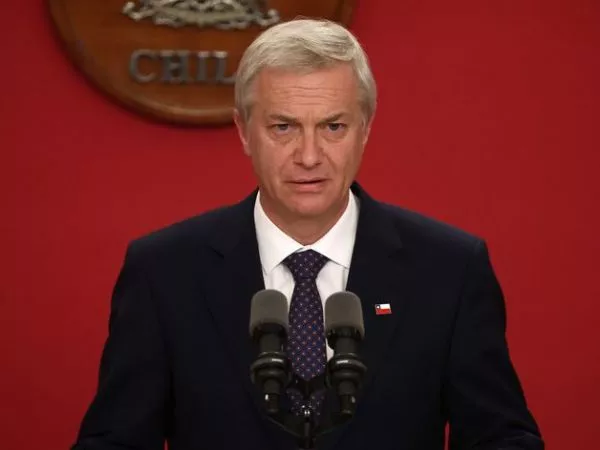 Presidente Kast bajó su aprobación tras alzas de bencinas