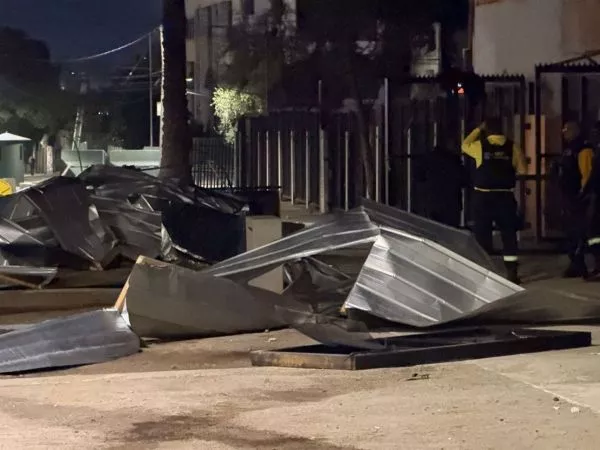 Turba roba computadores y caja fuerte desde centro de salud en Recoleta
