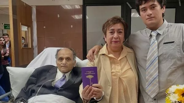 Paciente con cáncer avanzado se casa en hospital de Los Ángeles