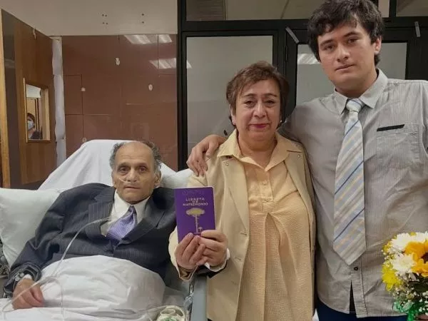 Paciente con cáncer avanzado se casa en hospital de Los Ángeles