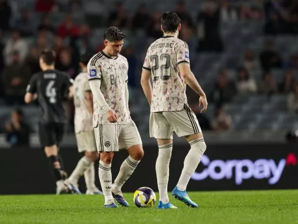 Felipe Loyola cabizbajo junto a Ben Brereton