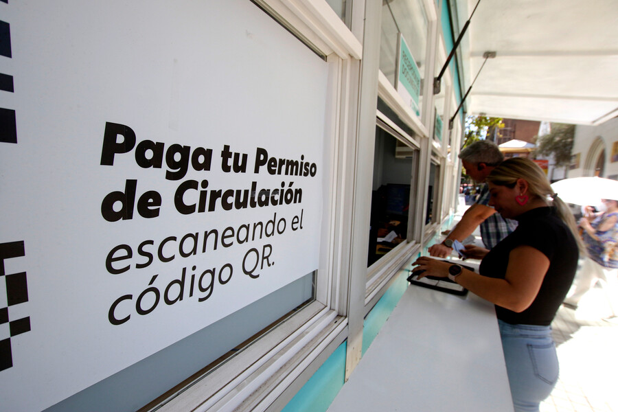 Personas pagando permiso de circulación