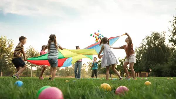 Niños y Niñas jugando