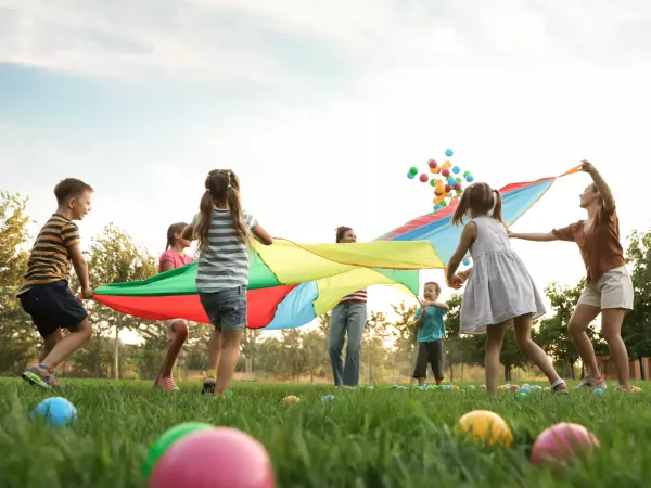 Niños y Niñas jugando