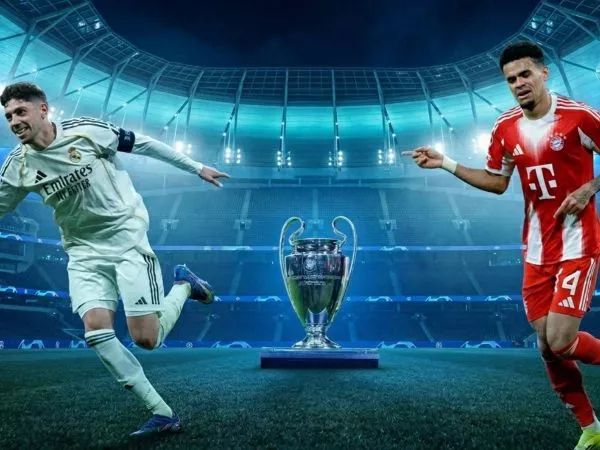 Imagen de Federico Valverde jugando por el Real Madrid y Luis Díaz jugando por el Bayern Múnich con el trofeo de la Champions League de fondo