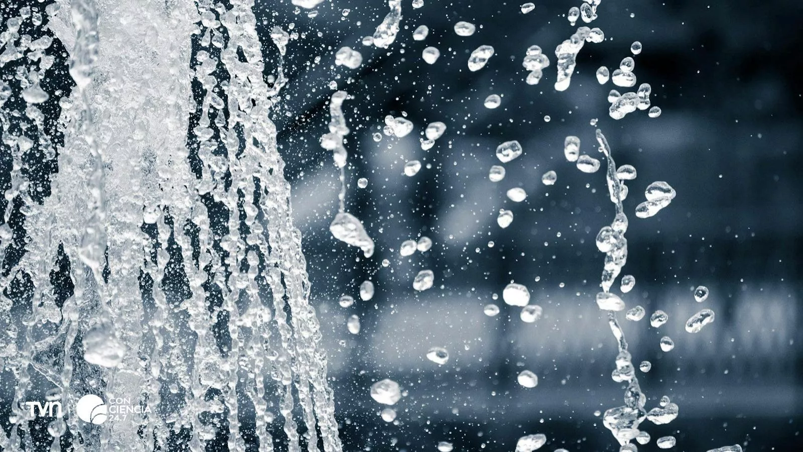 Agua cayendo reflejo del malgasto de uso de agua en una crisis hídrica por la IA.