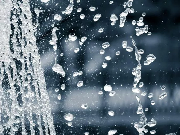 Agua cayendo reflejo del malgasto de uso de agua en una crisis hídrica por la IA.