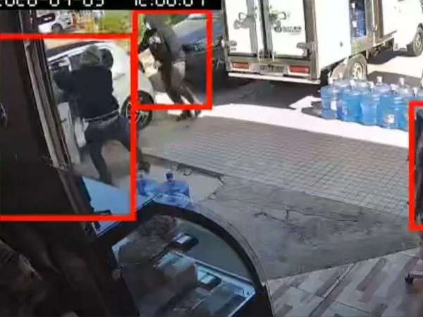 Le robó $18 millones: el VIDEO del momento en que PDI abatió a delincuente en PAC
