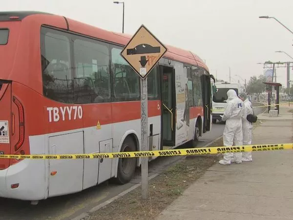 Carabinero de civil abatió a delincuente que lo asaltó dentro de micro en La Granja
