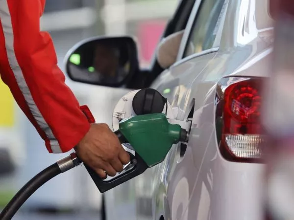 ¿Cuánto podrían subir los combustibles este jueves?