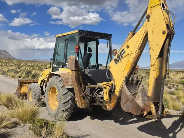 Retroexcavadora utilizada para tapar zanjas en Colchane