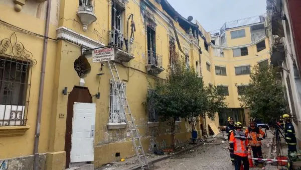 Bomberos ingresará a casona incendiada en barrio Brasil para buscar posibles víctimas fatales