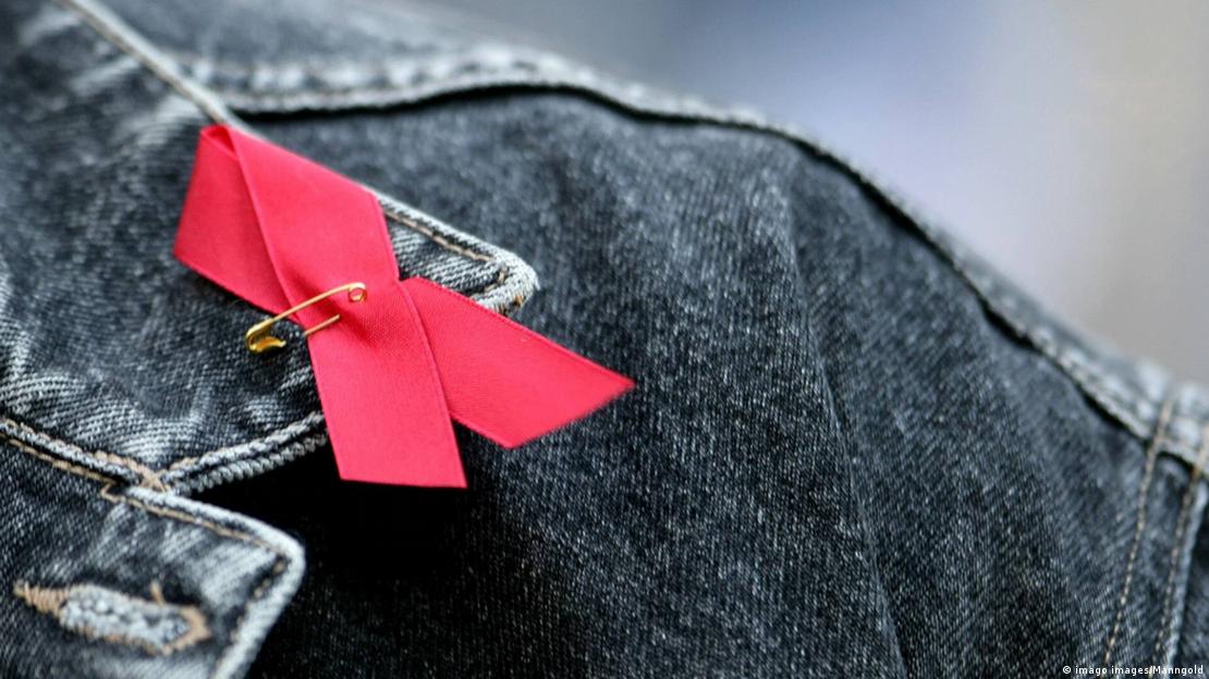 El VIH produce el sida, que es la etapa avanzada y que ocurre cuando el virus destruye gravemente el sistema inmunitario.