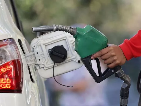 Nueva alza de bencinas: estos son los descuentos disponibles en abril
