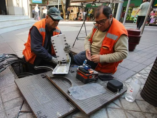 Dos personas trabajando en el centro de Santiago