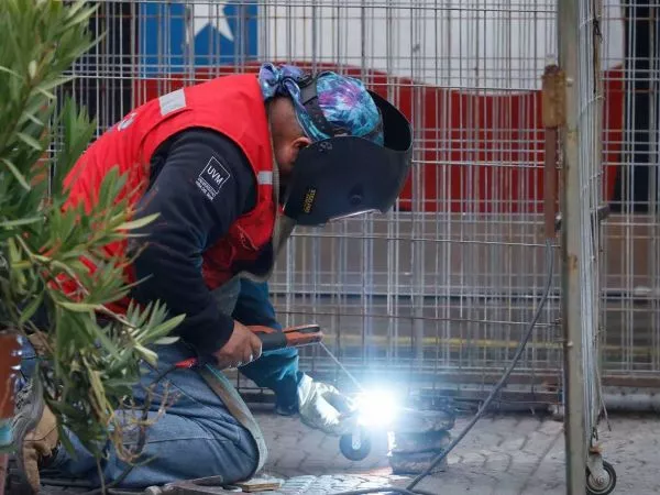 Trabajador soldando una reja