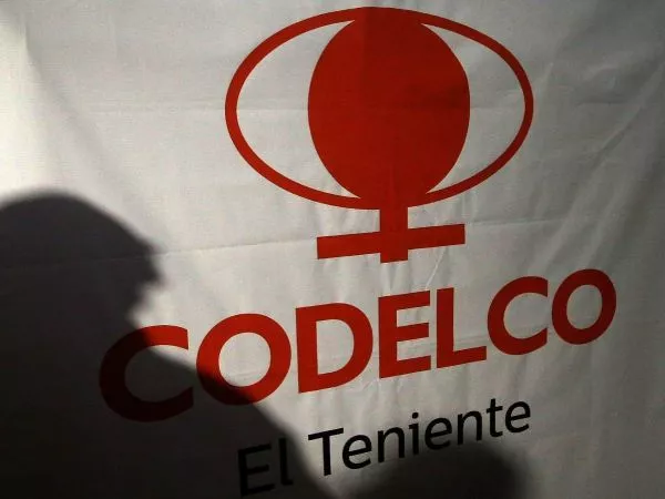 Logo de la mina El Teniente Codelco junto a sombra de un minero