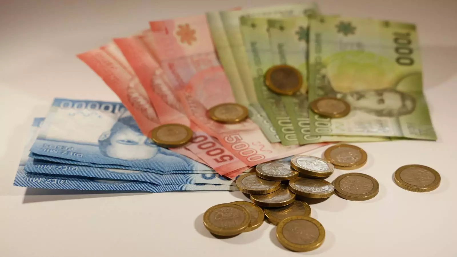 Billetes de distinta denominación con monedas